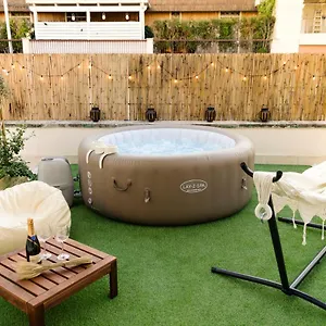 apulialux-penthouse-garden-con-spa-in-centro.barihotels.org/